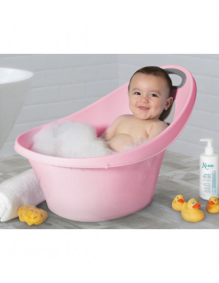 La baignoire pour bébé maria à la forme ergonomique est parfaite.